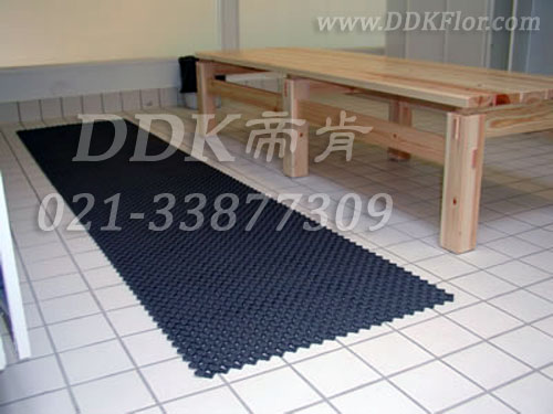深灰色，浴室更衣間地面安全防滑鋪設材料樣板圖片,帝肯(DDK)_8200_337效果圖,浴室地磚,浴室地毯,浴室pvc格柵地板,浴室地墊,浴室地板,浴室地板磚,浴室墊,浴室防滑地墊,淋浴房防滑墊,浴池防滑地墊,浴室防滑疏水磚,浴室防滑墊,浴室防滑地磚,桑拿地板