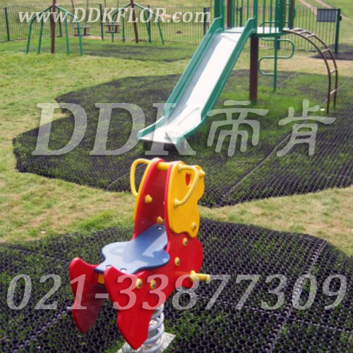 兒童滑梯游戲區(qū)草坪地面安全防護_黑色鋪裝樣板圖片，帝肯(DDK)_400_222效果圖，草坪保護墊,室外地膠,幼兒園室外地墊,幼兒園室外地膠,室外地毯,戶外網(wǎng)狀橡膠墊,戶外地膠,戶外地毯,戶外防滑墊,幼兒園地面防滑墊,幼兒園戶外地墊,幼兒園戶外地板,室外地墊