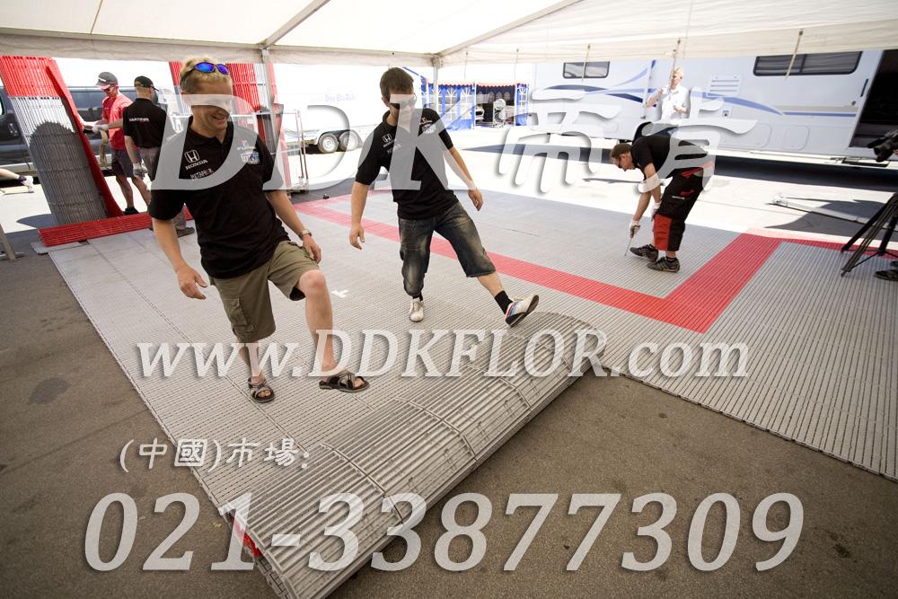 灰+紅（5）_本田汽車維修車間地板材料樣板圖片,帝肯(DDK)_7000_9979（維修車間地面材料）效果圖，移動(dòng)篷房用地板,pe戶外地板,pp防滑墊,塑料拼接地板,塑料拼裝地板,室外拼接地墊,室外鏤空拼裝地板,拼接地板,拼接式地墊,拼裝地墊,拼接式防滑墊,拼裝地板,拼裝地膠,模塊拼接式門(mén)墊,PVC拼接地墊,維修車間地板,車展地膠,車庫(kù)地板,車庫(kù)地墊,車庫(kù)地膠,車用防滑墊,車展地板,停車場(chǎng)防滑墊