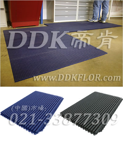 藍(lán)色_走道防滑地板鋪裝樣板圖片,帝肯(DDK)_9900__9979（工廠倉庫車間地面材料）效果圖，通道地毯,安全通道用地板,工業(yè)用格柵地墊,柵格地墊,耐油地墊,耐油膠墊,耐油防滑地墊,耐油防滑墊,耐油耐水地墊,重型防滑耐油墊,工業(yè)耐油地墊,耐壓地板,耐壓耐磨地毯,耐重壓地墊,耐重壓地板,抗壓地墊,抗壓地板,pvc承重地板,車間防滑地墊,車間防滑墊,車間防砸地板,工廠防滑地墊,工廠防滑墊