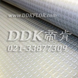 灰色地面防滑耐磨保護材料樣板圖片，帝肯(DDK)_X600（KS系列|百勝）效果圖，凈化車間地板,工廠車間地膠,工廠車間地板革,無塵車間地板,車間pvc地板,車間用地板膠,車間塑膠地板,車間塑料防滑墊,車間地面膠皮,車間地膠墊,車間地毯,車間地板磚,車間地板,車間地墊,車間防滑地墊,車間防滑墊,車間防砸地板,食品車間地板,耐壓耐磨地毯,耐壓地板,耐磨防滑地板,耐磨地膠,耐酸堿pvc地板膠,耐酸堿地墊,耐酸堿地毯,耐酸堿膠墊,耐油防滑地墊,耐酸堿防腐蝕膠墊,耐磨地板,PVC地毯,pvc塑料地毯,廠房地毯,塑料防滑地毯,地面保護地毯,塑料地毯,塑膠地毯,工業地毯,工業塑料地毯,工業防滑地毯,工廠地毯,塑料橡膠地毯,橡膠地毯,橡膠防滑地毯,過道地毯,通道地毯,防滑地毯,靜音地毯,除塵地毯,防噪聲地毯,防滑毯,防水地毯,防噪音地毯,防塵地毯,防滑塑料毯,防污地毯,走道地毯,車庫塑料地毯,pvc防滑卷材,pvc塑膠地毯,pvc塑膠地板,工廠塑膠地板,工業塑膠地板,車庫塑膠地板,廠房防滑地膠,廠房地膠,地膠,圓點,工業地膠,工廠地膠,工廠地板膠,工廠地板,防酸堿地膠墊