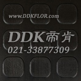 黑灰色地面防滑耐磨地膠樣板圖片，帝肯(DDK)_X600（KS系列|百勝）效果圖，凈化車間地板,工廠車間地膠,工廠車間地板革,無塵車間地板,車間pvc地板,車間用地板膠,車間塑膠地板,車間塑料防滑墊,車間地面膠皮,車間地膠墊,車間地毯,車間地板磚,車間地板,車間地墊,車間防滑地墊,車間防滑墊,車間防砸地板,食品車間地板,耐壓耐磨地毯,耐壓地板,耐磨防滑地板,耐磨地膠,耐酸堿pvc地板膠,耐酸堿地墊,耐酸堿地毯,耐酸堿膠墊,耐油防滑地墊,耐酸堿防腐蝕膠墊,耐磨地板,PVC地毯,pvc塑料地毯,廠房地毯,塑料防滑地毯,地面保護地毯,塑料地毯,塑膠地毯,工業地毯,工業塑料地毯,工業防滑地毯,工廠地毯,塑料橡膠地毯,橡膠地毯,橡膠防滑地毯,過道地毯,通道地毯,防滑地毯,靜音地毯,除塵地毯,防噪聲地毯,防滑毯,防水地毯,防噪音地毯,防塵地毯,防滑塑料毯,防污地毯,走道地毯,車庫塑料地毯,pvc防滑卷材,pvc塑膠地毯,pvc塑膠地板,工廠塑膠地板,工業塑膠地板,車庫塑膠地板,廠房防滑地膠,廠房地膠,地膠,圓點,工業地膠,工廠地膠,工廠地板膠,工廠地板,防酸堿地膠墊