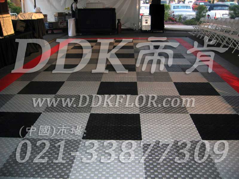 黑灰紅三色相拼展會展示地面樣板圖片,帝肯(DDK)_3000_680（展會地板材料）效果圖,會展地板,可拼接展會塑膠地板,展會地板,展會地膠,展廳塑料格柵,展廳展車地墊,展臺地板,展銷會專用地板,摩托車展臺,汽車4s店卡扣展示板,汽車展廳地墊,汽車展廳地板,汽車展臺,汽車展示地墊,車型展示板,車展地板,車展地膠,移動篷房用地