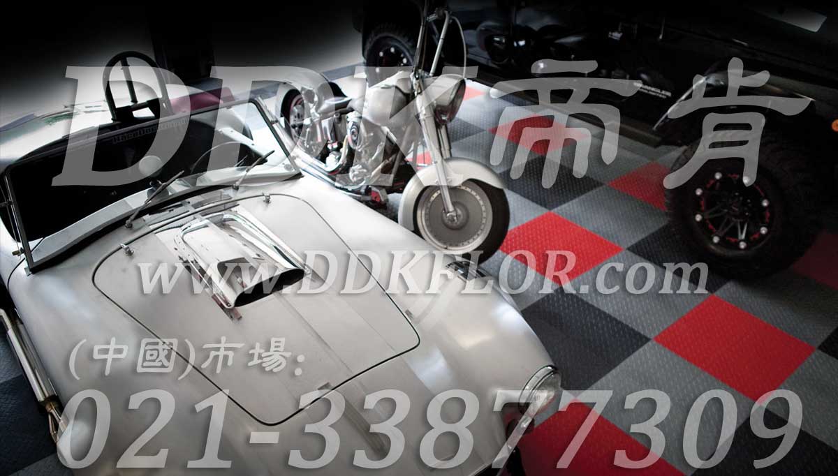 經典紅灰拼裝_汽車展示廳地面鋪設材料樣板圖片,帝肯(DDK)_3000_680（展會地板材料）效果圖,會展地板,可拼接展會塑膠地板,展會地板,展會地膠,展廳塑料格柵,展廳展車地墊,展臺地板,展銷會專用地板,摩托車展臺,汽車4s店卡扣展示板,汽車展廳地墊,汽車展廳地板,汽車展臺,汽車展示地墊,車型展示板,車展地板,車展地膠