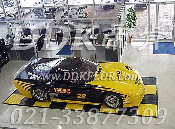 黑黃相間_4S店汽車展示地面使用樣板圖片,帝肯(DDK)_3000_680（展會地板材料）效果圖,會展地板,可拼接展會塑膠地板,展會地板,展會地膠,展廳塑料格柵,展廳展車地墊,展臺地板,展銷會專用地板,摩托車展臺,汽車4s店卡扣展示板,汽車展廳地墊,汽車展廳地板,汽車展臺,汽車展示地墊,車型展示板,車展地板,車展地膠,