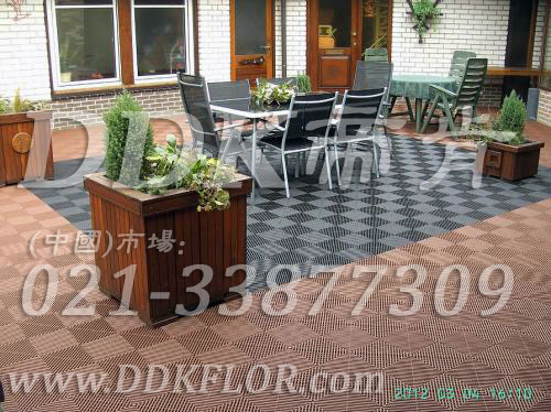 淡咖啡色+灰色_室外花園地面鋪地材料樣板圖片,帝肯(DDK)_8100_T550（室外花園地面材料）效果圖，戶外地磚,戶外地板,戶外花園地磚,pvc戶外地板,塑料戶外地板,幼兒園戶外地墊,幼兒園戶外地板,戶外地墊,戶外地毯,戶外地膠,戶外塑料地板,戶外塑膠地毯,戶外花園地板,戶外草坪地墊,戶外防滑墊,花園戶外地板,陽臺(tái)戶外地板,入戶花園地板,入戶花園地面,室外花園地磚,花園地板磚,露臺(tái)花園裝修,室外地板膠,室外地磚,室外地膠,室外塑料地板,室外塑膠地板,室外鏤空拼裝地板,室外防水地板,室外防滑地墊,室外生態(tài)地板,室外環(huán)保地板,室外防腐地板,室外陽臺(tái)地板,室外陽臺(tái)磚,室外露臺(tái)地磚,室外露臺(tái)裝修,幼兒園室外地膠