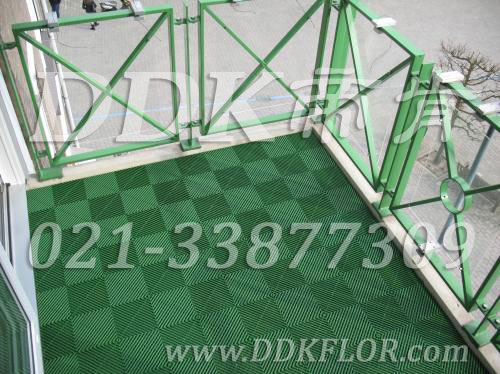 全綠色_陽臺(tái)地面鋪磚效果圖樣板圖片,帝肯(DDK)_8100_T500（露天陽臺(tái)地面材料）效果圖,別墅陽臺(tái)地板,別墅陽臺(tái)裝修,室外陽臺(tái)地板,室外陽臺(tái)磚,室外露臺(tái)地磚,室外露臺(tái)裝修,舞臺(tái)地板,陽臺(tái)地板磚,陽臺(tái)地磚裝修,陽臺(tái)戶外地板,陽臺(tái)拼裝地板,陽臺(tái)裝修,露臺(tái)地板,露臺(tái)地磚,露臺(tái)地面裝修,露臺(tái)拼接地板,露臺(tái)花園裝修,露臺(tái)防滑地板,露臺(tái)防滑地磚,頂樓露臺(tái)裝修,室外生態(tài)地板,室外環(huán)保地板,室外防腐地板