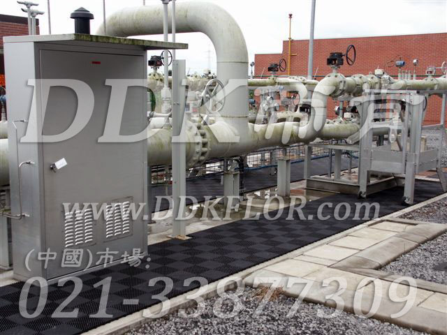 黑色（4）_組合安裝_平臺通道地面防滑材料樣板圖片,帝肯(DDK)_8100_9979（工廠地面材料）效果圖,通道防滑墊,安全通道用地板,倉庫防潮地膠,地面防滑墊,塑膠防滑墊,塑膠防滑地墊,多功能移動地板,室外地墊,室外地板膠,室外拼接地墊,室外防滑墊,室外防滑透水墊,工業走道地墊,工業耐油地墊,拼接式地墊,拼接地板,抗壓地墊,抗壓地板,模塊地板,排水地板,排水地墊,柵格地墊,拼裝地膠,拼裝地板,拼裝地墊,拼接式防滑墊,排水防滑墊,漏水地墊,漏水地膠,漏水防滑墊,甲板防滑墊,疏水板,疏水地墊,疏水防滑墊,疏水墊,網格地板,網格地墊,網格塑料地板墊,網格防滑墊,網格塑料墊,網狀防滑墊,耐壓地板,走廊地毯,走道地墊,耐磨地墊,耐油防滑墊,耐油防滑地墊,耐油耐水地墊,防潮地板磚,防潮地板,防潮地墊,防滑隔水墊,防潮板,防滑拼墊,防滑塑料地墊,透水防滑塑膠地墊,透水地板膠墊,透水地墊,隔水地板,隔水材料,耐重壓地板,耐重壓地墊,耐酸堿防腐蝕膠墊,耐磨地板,耐酸堿膠墊,耐酸堿地墊,耐酸堿pvc地板膠,耐磨防滑地板,耐磨地膠