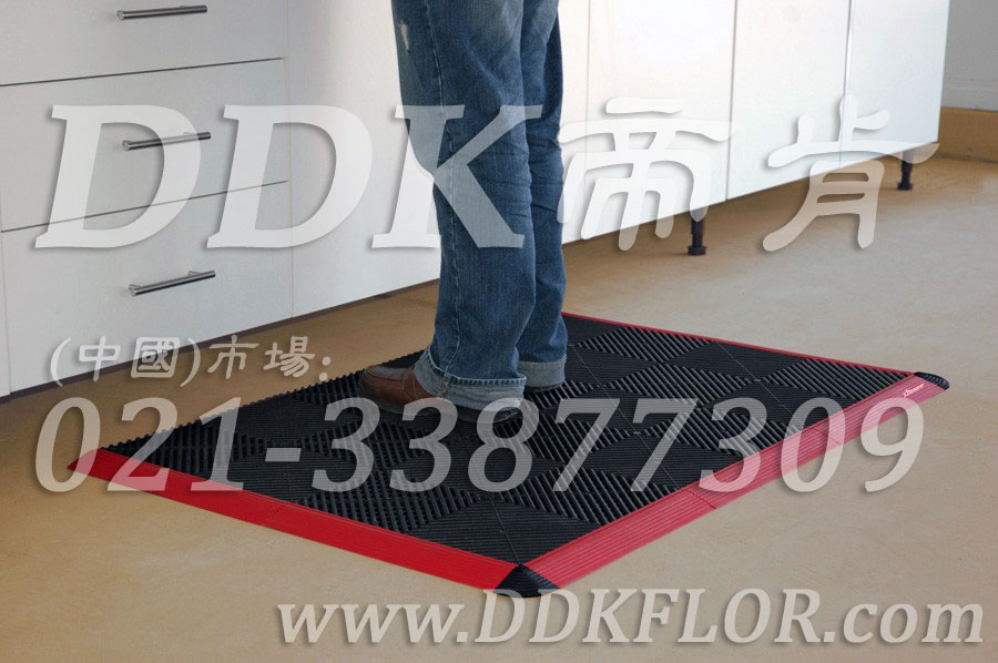 黑色+紅色框_工廠車間環境工業耐磨抗壓防滑地面材料（2）樣板圖片,帝肯(DDK)_8100_9979（工廠地面材料）效果圖,工廠車間地膠,維修車間地板,車間地墊,車間地板,車間地板磚,車間用地板膠,車間塑料防滑墊,車間地膠墊,車間防砸地板,車間防滑墊,車間防滑地墊,抗壓地板,抗壓地墊,耐壓地板,耐壓耐磨地毯,耐重壓地墊,防水地墊,透水地墊,透水地板膠墊,防水墊,防水地膠墊,防水防滑墊,防滑隔水墊,隔水地墊,隔水地板,隔水材料,疏水地墊,疏水板,疏水磚,疏水防滑墊,疏水防滑地墊,耐油耐水地墊,漏水防滑墊,漏水地膠,漏水地墊,疏水墊,排水地板,排水防滑墊,排水地墊,泄水型地板磚,pvc防水地墊,工業地墊,工業地板,工業地板膠,工業地磚,工業地膠,工廠走道地墊,工廠地墊,工業防滑墊,工業防滑地板,工業防滑地墊,工業走道地墊,工業耐油地墊,工業用格柵地墊,工廠用塑料地板,工廠地膠,工廠地板膠,工廠地板,工廠塑膠地板,pvc工業地板,廠房地板材料,廠房地膠,廠房防滑地膠,pvc承重地板,重型防滑耐油墊,塑料拼裝地板,塑料拼接地板,拼接式地墊,拼接地板,拼接式防滑墊,拼裝地墊,拼裝地板,拼裝地膠,防滑拼墊,耐酸堿地墊,耐酸堿防腐蝕膠墊,防酸堿地膠墊,網孔地墊,網格地板,網格防滑墊,網狀防滑墊,塑料網格扳,塑料網格防滑地墊,塑料防滑網格墊,防滑塑料網格