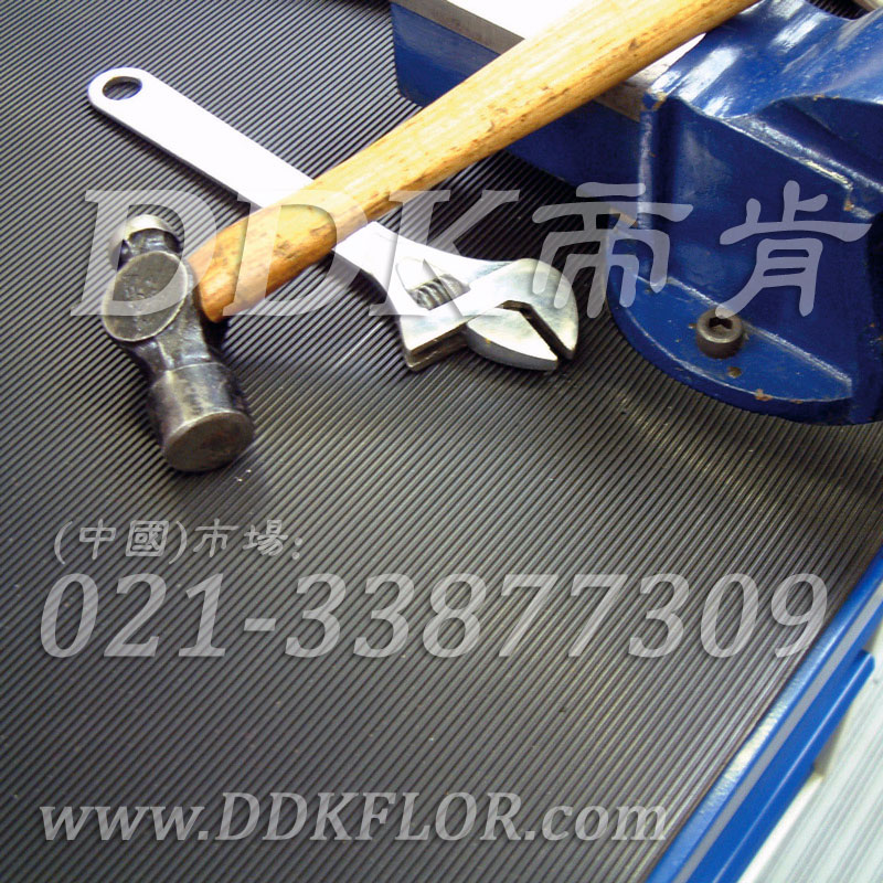 卷材黑色（4）_工廠車間用防滑耐磨地毯樣板圖片,帝肯(DDK)_S450_9979（工業車間地面防滑材料）效果圖,廠房地毯,廠房地膠,過道地毯,過道地墊,過道防滑墊,工廠車間地板革,維修車間地板,車間地墊,車間地毯,車間地膠墊,車間地面膠皮,車間塑料防滑墊,車間用地板膠,車間防滑地墊,車間防滑墊,車間防砸地板,工廠車間地膠,工業地毯,工業地膠,工業塑料地毯,工業地墊,工業地板膠,工業地板革,工業耐油地墊,工業走道地墊,工業防滑地毯,工業防滑墊,工廠地墊,工廠地毯,工廠地膠,工廠走道地墊,工業抗疲勞防滑墊,走道地墊,走道地毯,走道墊,塑料防滑地毯,橡膠地毯,耐壓耐磨地毯,走廊地毯,防滑地毯,防污地毯,防滑毯,防水地毯,防噪聲地毯,通道地毯,經濟型抗疲勞地墊,抗疲勞腳墊,抗疲勞地毯,防疲勞地膠,防疲勞地毯,耐磨地膠,工廠用橡膠地墊,工廠防滑地墊,工廠防滑墊,pvc防滑地毯,pvc防滑地膠,PVC地毯,pvc地膠,pvc塑料地毯,pvc塑膠地毯,流水線地墊