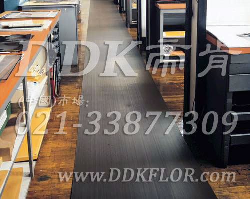 卷材黑色（10）_工廠車間用防滑耐磨地毯樣板圖片,帝肯(DDK)_S450_9979（工業車間地面防滑材料）效果圖,廠房地毯,廠房地膠,過道地毯,過道地墊,過道防滑墊,工廠車間地板革,維修車間地板,車間地墊,車間地毯,車間地膠墊,車間地面膠皮,車間塑料防滑墊,車間用地板膠,車間防滑地墊,車間防滑墊,車間防砸地板,工廠車間地膠,工業地毯,工業地膠,工業塑料地毯,工業地墊,工業地板膠,工業地板革,工業耐油地墊,工業走道地墊,工業防滑地毯,工業防滑墊,工廠地墊,工廠地毯,工廠地膠,工廠走道地墊,工業抗疲勞防滑墊,走道地墊,走道地毯,走道墊,塑料防滑地毯,橡膠地毯,耐壓耐磨地毯,走廊地毯,防滑地毯,防污地毯,防滑毯,防水地毯,防噪聲地毯,通道地毯,經濟型抗疲勞地墊,抗疲勞腳墊,抗疲勞地毯,防疲勞地膠,防疲勞地毯,耐磨地膠,工廠用橡膠地墊,工廠防滑地墊,工廠防滑墊,pvc防滑地毯,pvc防滑地膠,PVC地毯,pvc地膠,pvc塑料地毯,pvc塑膠地毯,流水線地墊
