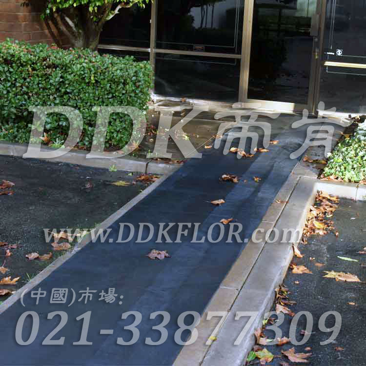 黑色戶外走道防滑地毯卷材(4)樣板圖片,帝肯(DDK)_S450_660(室外地面防滑地毯材料)效果圖, 黑色戶外走道防滑地毯卷材(4)樣板圖片,帝肯(DDK)_S450_660(室外地面防滑地毯材料)效果圖,室外地墊,室外地板膠,室外地板革,室外地毯,室外地膠,室外塑料地毯,室外塑膠地板,室外橡膠地板,室外防水地板,室外防滑地墊,室外防滑地毯,室外防滑墊,彈性地膠,戶外地膠,戶外地毯,戶外地墊,戶外綠色地毯,戶外塑膠地毯,地膠,走道地墊,走道地毯,走道墊,通道地毯,過(guò)道地毯,過(guò)道防滑墊,橡膠防滑地毯,防滑地毯,塑料防滑地毯