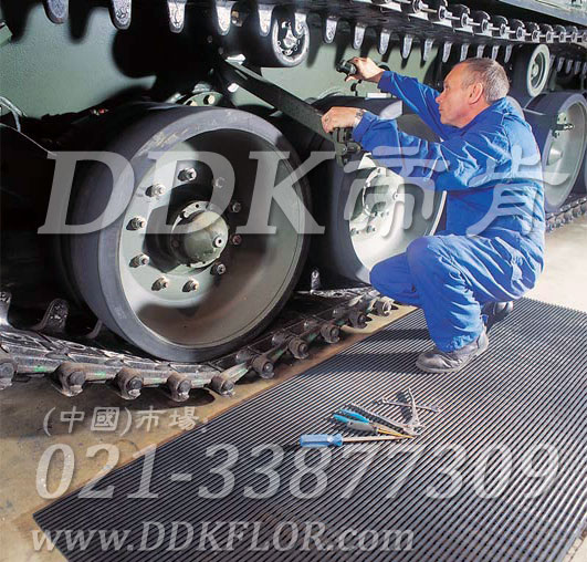 灰色_工廠車間工作區(qū)地面防滑防護網(wǎng)格毯（11）樣板圖片,帝肯(DDK)_1900_9979（工業(yè)地面鋪地材料）效果圖，工業(yè)地墊,工業(yè)地板膠,工業(yè)地板革,工業(yè)地毯,工業(yè)地膠,工業(yè)塑料地毯,工業(yè)塑膠地板,工業(yè)抗疲勞地墊,工業(yè)抗疲勞防滑墊,工業(yè)橡膠地板,工業(yè)用格柵地墊,工業(yè)耐油地墊,工業(yè)走道地墊,工業(yè)防滑地墊,工業(yè)防滑地毯,工業(yè)防滑墊,工廠地墊,工廠地板膠,工廠地毯,工廠地膠,工廠塑膠地板,工廠用橡膠地墊,工廠走道地墊,工廠用塑料地板,工廠車間地板革,工廠車間地膠,工廠防滑地墊,工廠防滑墊,帶孔防滑墊,多孔防滑地墊,多孔橡膠墊,耐油工業(yè)橡膠墊,車間地墊,車間防滑地墊,車間防滑墊,車間地面膠皮,車間地膠墊,車間地毯,車間塑料防滑墊,車間塑膠地板,抗疲勞地毯,抗疲勞墊,抗疲勞腳墊,疏水型抗疲勞地墊,經(jīng)濟型抗疲勞地墊,防疲勞墊,防疲勞地膠,防疲勞地毯,防疲勞地墊,防疲勞腳墊,廠房防滑地膠,廠房地板材料,廠房地膠,廠房地毯,z字型疏水墊,疏水防滑墊,漏水橡膠墊,漏水地膠,漏水防滑墊,耐油耐水地墊,茶水間防滑地墊,防水地毯,透水地墊,透水地板膠墊,隔水材料,疏水地毯,疏水地席