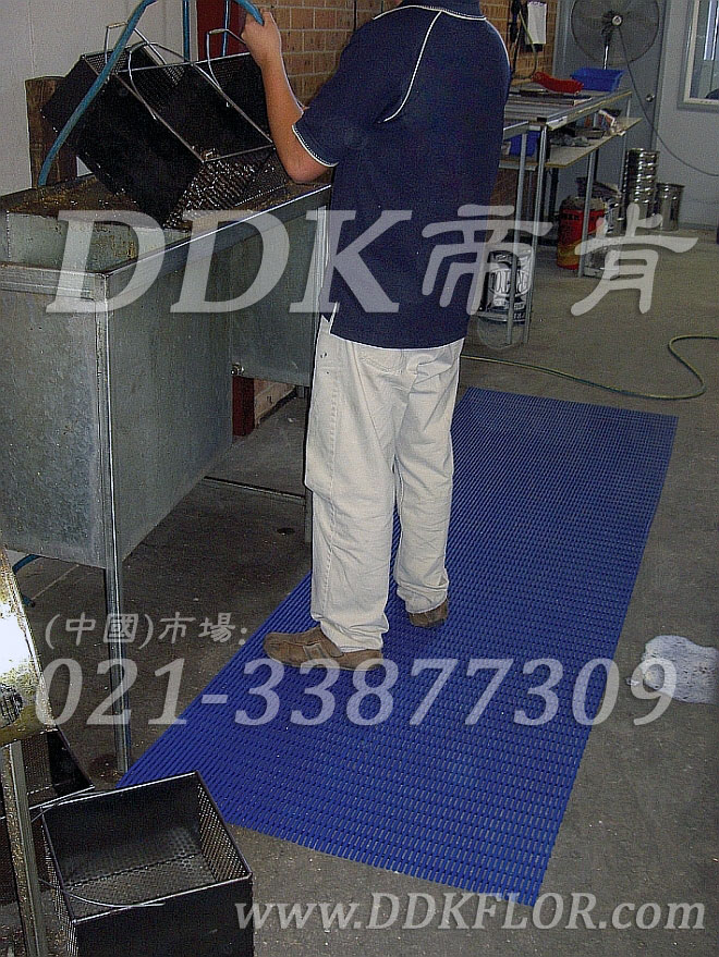 藍色_廚房操作間地面網格型防滑毯（1）樣板圖片,帝肯(DDK)_1900_798（食堂餐廳廚房防滑材料）效果圖，廚房地墊,廚房地毯,廚房地膠,廚房防滑地墊,廚房防滑地毯,廚房防滑地磚,廚房防滑墊,后廚用輸水墊,后a廚防滑墊,餐廳廚房專用地毯,餐廳防滑地墊,食堂專用防滑地毯,食堂用防滑地墊,食堂防滑墊