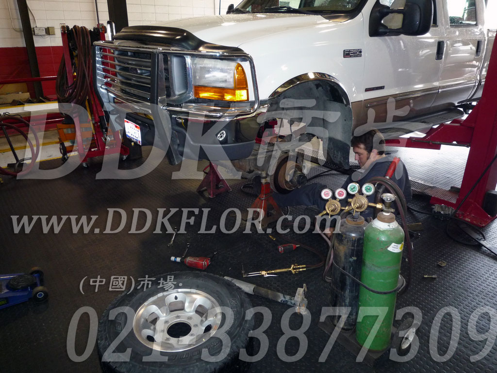 黑灰色防滑耐油地板_汽修廠車間耐磨抗壓地面材料樣板圖片,帝肯(DDK)_2000_9979(工業(yè)廠房車間地面材料)效果圖,維修車間地板,安全通道用地板,工業(yè)pvc地板,pvc工業(yè)地板,工業(yè)地板磚,工業(yè)地板,工業(yè)地板膠,工業(yè)地膠,工業(yè)塑膠地板,工業(yè)橡膠地板,工業(yè)防滑墊,pvc承重地板,耐重壓地板,工廠車間地膠,工廠車間地板革,車間pvc地板,車間塑膠地板,車間用地板膠,車間地板磚,車間地板,車間防砸地板,車間地膠墊,車間地面膠皮,倉庫防潮地膠,倉庫地板,防潮地板,防潮板,塑料拼裝地板,塑料拼接地板,塑料橡膠地毯,塑料地板