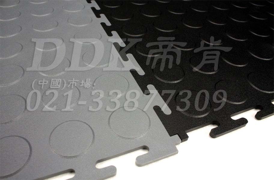 灰色加黑色組合硬幣紋鎖扣拼裝地板（2）樣板圖片,帝肯(DDK)_2000（PG|派奇）效果圖,安全通道用地板,工業pvc地板,pvc工業地板,工業地板磚,工業地板,工業地板膠,工業地膠,工業塑膠地板,工業橡膠地板,工業防滑墊,pvc承重地板,耐重壓地板,工廠車間地膠,工廠車間地板革,車間pvc地板,車間塑膠地板,車間用地板膠,車間地板磚,車間地板,車間防砸地板,車間地膠墊,車間地面膠皮,倉庫防潮地膠,倉庫地板,防潮地板,防潮板,塑料拼裝地板,塑料拼接地板,塑料橡膠地毯,塑料地板,叉車地板