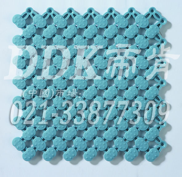 水藍色_橢圓表面_互扣式網孔防滑地膠（9）樣板圖片，帝肯(DDK)_8200（ODL|達喜）效果圖，工業用格柵地墊,浴室pvc格柵地板,柵格地墊,排水地墊,pvc防水地墊,塑膠透水地板,衛生間地板隔水墊,衛生間地墊,衛浴防滑墊,衛生間防水地墊,衛生間防滑地墊,衛生間防滑墊,衛生間地膠,漏水地墊,漏水地膠,排水防滑墊,排水地板,疏水墊,疏水板,疏水磚,疏水防滑地墊,疏水防滑墊,耐油耐水地墊,漏水防滑墊,疏水地墊,疏水地毯,疏水地席,浴室防滑疏水磚,透水地墊,透水地板膠墊,透水防滑塑膠地墊,防水地墊,防水地毯,防水地膠墊,防水墊,防水防滑墊,防滑隔水墊,隔水地墊,隔水地板,隔水材料,泄水型地板磚,PVC拼接地墊,塑料拼接地板,拼接式防滑墊,拼接式地墊,拼裝地墊,拼裝地膠,防滑拼墊,泳池地膠,泳池防滑地墊,泳池防滑地毯,洗手間地墊,洗手間防滑地毯,洗手間防滑墊,洗浴防滑墊,洗澡間防滑墊,游泳池地墊,游泳池防滑地膠,游泳池防滑墊,游泳館防滑墊,浴池防滑地墊,浴池防滑墊,浴室防滑地墊,浴室防滑地磚,浴室防滑地膠,浴室防滑墊,浴室地墊,浴室地板,浴室地板磚,浴室地毯,浴室地磚,浴室墊,淋浴房防滑墊