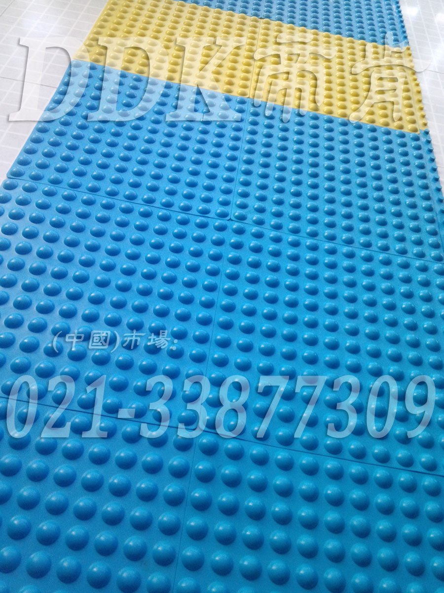 表面圓點防滑按摩地毯_新型自拼式_浴室衣帽間泳池地面防滑毯樣板圖片,帝肯(DDK)_1500_339（有泳池防滑處理材料）效果圖，泳池地膠,泳池防滑地墊,泳池防滑地毯,游泳池地墊,游泳池防滑地膠,游泳池防滑墊,游泳館防滑墊,更衣間防滑地墊,洗手間地墊,洗手間防滑地毯,洗手間防滑墊,洗浴防滑墊,洗澡間防滑墊,公共衛(wèi)生間塑料地毯,衛(wèi)浴防滑墊,衛(wèi)生間地墊,衛(wèi)生間地膠,衛(wèi)生間防水地墊,衛(wèi)生間防水墊,衛(wèi)生間防滑地毯,衛(wèi)生間防滑墊,衛(wèi)生間防滑地磚,衛(wèi)生間塑料地板,浴室地墊,浴室地膠,浴室墊,浴室防滑地墊,浴室防滑地板,浴室防滑地磚,浴室防滑地膠,浴室防滑墊,浴室地毯,浴室地磚,浴室地板磚,浴室地板,淋浴房防滑墊,浴池防滑地墊,浴池防滑墊,浴室防滑疏水磚