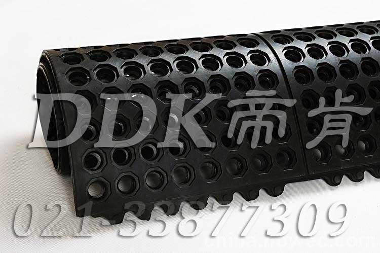 黑色有孔防滑疏水防震防護膠墊樣板圖片，帝肯(DDK)_4800_MD900X900（Rmaid900X900|樂美達）效果圖，減震橡膠墊,多孔橡膠墊,安全橡膠地墊,工廠用橡膠地墊,橡膠地毯,橡膠彈性地墊,橡膠腳墊,橡膠防滑地墊,橡膠防滑墊,漏水橡膠墊,耐油工業(yè)橡膠墊,耐油橡膠地墊,耐油橡膠墊,船用橡膠墊,船用橡膠防滑墊,車間橡膠墊,防滑橡膠地墊,防滑橡膠墊,預(yù)制型橡膠卷材,衛(wèi)生間防水墊,衛(wèi)生間防水地墊,廚房疏水材料,衛(wèi)生間地板隔水墊,室外防滑透水墊,排水地墊,漏水地墊,漏水地膠,泄水型地板磚,疏水墊,疏水性材料,疏水型抗疲勞地墊,疏水地膠,疏水地毯,疏水地席,疏水地墊,疏水磚,疏水防滑地墊,透水地墊,防水地墊,防滑隔水墊,防水防滑墊,防水墊,防水地膠墊,防水地毯,隔水地墊,隔水材料,茶水間防滑地墊,排水防滑墊,多孔防滑地墊,帶孔防滑墊,網(wǎng)孔地墊,戶外網(wǎng)狀橡膠墊,網(wǎng)格地墊,網(wǎng)格防滑墊,網(wǎng)狀防滑墊,網(wǎng)眼防滑