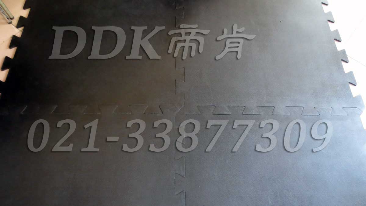 重型抗壓防震工業地板材料樣板圖片,帝肯(DDK)_4100（Honda|宏達）效果圖，抗壓地墊,抗壓地板,耐壓地板,耐壓耐磨地毯,耐重壓地墊,耐重壓地板,膠墊,腳墊,工業地板磚,車間地板磚,維修車間地板,車間地板防護墊,pvc工業地板,工業地板,工業地墊,工業地坪,工業地膠,工業地磚,工業地板膠,工廠地墊,工廠地板,工廠地板膠,工廠地毯,工廠腳墊,工業防滑墊,工廠用橡膠地墊,汽車維修車間用地板,車間地板,車間橡膠地板,車間橡膠墊,車間用地板膠,車間防滑地墊,車間防滑墊,車間防砸地板,軟質地板,車間pvc地板,車間地坪,車間地墊,車間塑膠地板,車間地面膠皮,車間地膠墊,車間地毯,安全地膠,安全墊,安全橡膠地墊,安全防滑墊,耐磨地板,耐磨地墊,耐磨地膠,耐磨防滑地板,樹皮紋,蛇皮紋