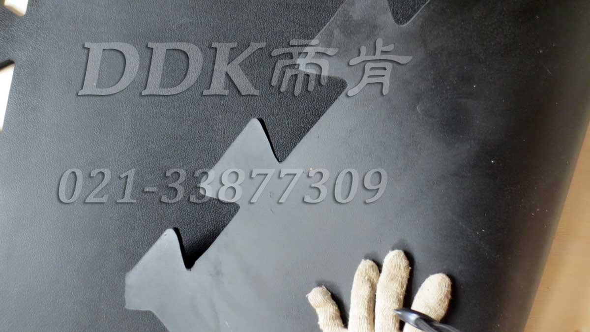 10mm厚_高韌性耐壓防滑防砸地面防護地板材料樣板圖片,帝肯(DDK)_4100（Honda|宏達）效果圖，抗壓地墊,抗壓地板,耐壓地板,耐壓耐磨地毯,耐重壓地墊,耐重壓地板,膠墊,腳墊,工業地板磚,車間地板磚,維修車間地板,車間地板防護墊,pvc工業地板,工業地板,工業地墊,工業地坪,工業地膠,工業地磚,工業地板膠,工廠地墊,工廠地板,工廠地板膠,工廠地毯,工廠腳墊,工業防滑墊,工廠用橡膠地墊,汽車維修車間用地板,車間地板,車間橡膠地板,車間橡膠墊,車間用地板膠,車間防滑地墊,車間防滑墊,車間防砸地板,軟質地板,車間pvc地板,車間地坪,車間地墊,車間塑膠地板,車間地面膠皮,車間地膠墊,車間地毯,安全地膠,安全墊,安全橡膠地墊,安全防滑墊,耐磨地板,耐磨地墊,耐磨地膠,耐磨防滑地板,樹皮紋,蛇皮紋