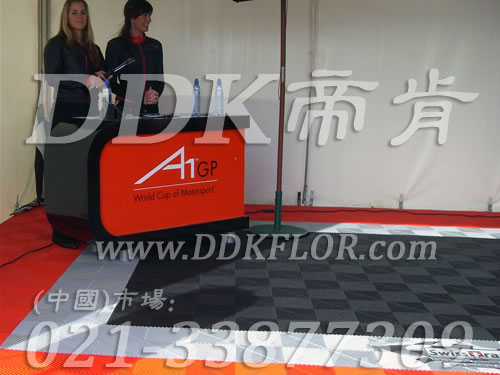 A1GP世界杯賽馬來西亞站接待區地面鋪設專用塑膠防滑地板實景_黑加白和熱烈紅經典組合效果樣板圖片,帝肯(DDK)_8100_600（戶外活動用帳篷地面材料）效果圖,會展地板,展會地板,展會地膠,可拼接展會塑膠地板,展銷會專用地板