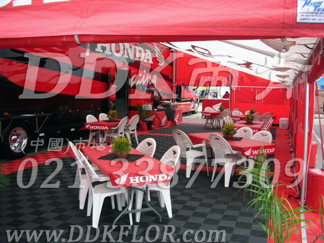 F1國際賽事honda本田車隊休憩區(qū)帳篷地面塑膠地板鋪設(shè)實景_灰紅兩色組合效果樣板圖片,帝肯(DDK)_8100_600（戶外活動用帳篷地面材料）效果圖,車展地膠,車展地板,可拼接展會塑膠地板,帳篷地墊,帳篷地毯,帳篷地膠,移動篷房用地板