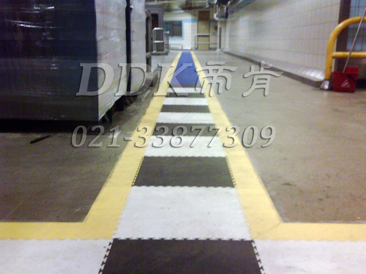 渤海裝備制造公司第一機(jī)械廠某車(chē)間水泥地面通道防滑鋪設(shè)現(xiàn)場(chǎng)圖例_黑白相間醒目走道地板樣板圖片,帝肯(DDK)_2000_9200（廠房通道地板防護(hù)材料）效果圖，地面保護(hù)墊