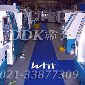Wht公司電器控制車間通道地板鋪裝現場圖例_藍灰色醒目相間防滑工業pvc地板樣板圖片,帝肯(DDK)_2000_9200（廠房通道地板防護材料）效果圖，安全通道用地板,工業走道地墊,工廠走道地墊,走道墊,走道地墊,過道防滑墊,通道防滑墊,過道地墊,過道地毯,通道地毯,工廠地板,工業防滑地板,工業pvc地板,工廠車間地板革,工廠用塑料地板,車間地板磚,車間用地板膠,車間地板,車間塑膠地板,車間橡膠地板,工廠車間地膠,工廠車間地坪保護地板,工廠地板膠,抗壓地板,拼接地板,模塊地板,地板膠,塑料拼裝地板,工業地板膠,工業地板磚,工業地板,廠房塑膠地板,廠房地板材料,pvc地板磚,pvc工業地板,pvc地板膠,pvc塑膠地板