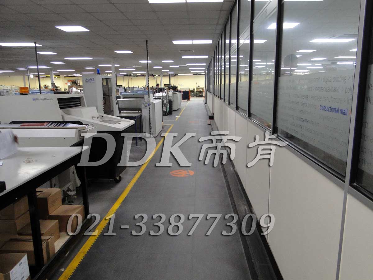 MAG工廠機床廠房通道地面鋪裝地板現場圖例_全深灰色表面加黃色警示邊的通道pvc地板膠樣板圖片,帝肯(DDK)_2000_9200（廠房通道地板防護材料）效果圖，安全通道用地板,工業走道地墊,工廠走道地墊,走道墊,走道地墊,過道防滑墊,通道防滑墊,過道地墊,過道地毯,通道地毯,工廠地板,工業防滑地板,工業pvc地板,工廠車間地板革,工廠用塑料地板,車間地板磚,車間用地板膠,車間地板,車間塑膠地板,車間橡膠地板,工廠車間地膠,工廠車間地坪保護地板,工廠地板膠,抗壓地板,拼接地板,模塊地板,地板膠,塑料拼裝地板,工業地板膠,工業地板磚,工業地板,廠房塑膠地板,廠房地板材料,pvc地板磚,pvc工業地板,pvc地板膠,pvc塑膠地板