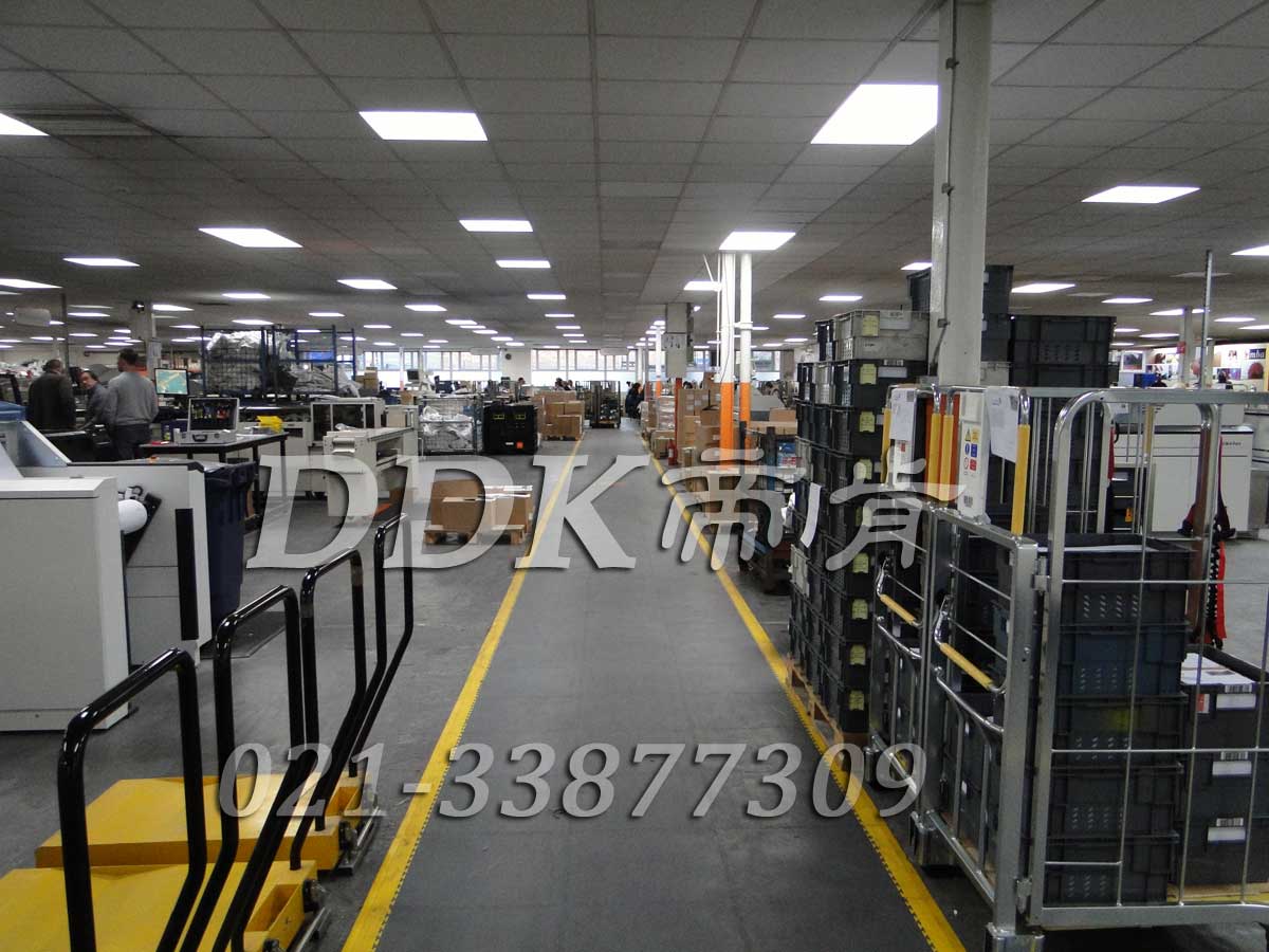 偉世通有限公司某組裝車間通道地面鋪裝地板現場圖例_全深灰色表面加黃色警示邊的通道用工業pvc地板樣板圖片,帝肯(DDK)_2000_9200（廠房通道地板防護材料）效果圖，安全通道用地板,工業走道地墊,工廠走道地墊,走道墊,走道地墊,過道防滑墊,通道防滑墊,過道地墊,過道地毯,通道地毯,工廠地板,工業防滑地板,工業pvc地板,工廠車間地板革,工廠用塑料地板,車間地板磚,車間用地板膠,車間地板,車間塑膠地板,車間橡膠地板,工廠車間地膠,工廠車間地坪保護地板,工廠地板膠,抗壓地板,拼接地板,模塊地板,地板膠,塑料拼裝地板,工業地板膠,工業地板磚,工業地板,廠房塑膠地板,廠房地板材料,pvc地板磚,pvc工業地板,pvc地板膠,pvc塑膠地板