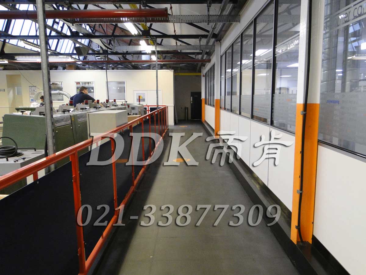 曼公司某工廠車間走廊地面鋪裝地板現場圖例_快裝型全深灰色表面通道用廠房塑膠地板樣板圖片,帝肯(DDK)_2000_9200（廠房通道地板防護材料）效果圖，安全通道用地板,工業走道地墊,工廠走道地墊,走道墊,走道地墊,過道防滑墊,通道防滑墊,過道地墊,過道地毯,通道地毯,工廠地板,工業防滑地板,工業pvc地板,工廠車間地板革,工廠用塑料地板,車間地板磚,車間用地板膠,車間地板,車間塑膠地板,車間橡膠地板,工廠車間地膠,工廠車間地坪保護地板,工廠地板膠,抗壓地板,拼接地板,模塊地板,地板膠,塑料拼裝地板,工業地板膠,工業地板磚,工業地板,廠房塑膠地板,廠房地板材料,pvc地板磚,pvc工業地板,pvc地板膠,pvc塑膠地板