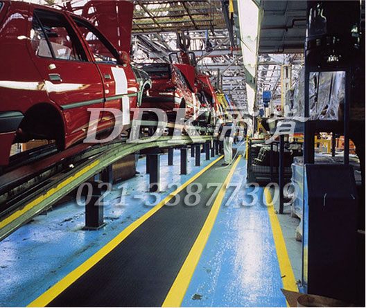 福特汽車廠流水線旁地坪漆地面耐油防滑材料鋪設現場圖例_提供定制加工生產帶黃色警示邊的車間走道防滑地毯樣板圖片,帝肯(DDK)_HD220（Duxton|皇爵）效果圖，流水線地墊,流水線防滑墊,pvc防滑卷材,塑料防滑地毯,工業防滑地毯,橡膠防滑地毯,防滑地毯,pvc防滑地毯,pvc塑料地毯,通道地毯,防滑塑料毯