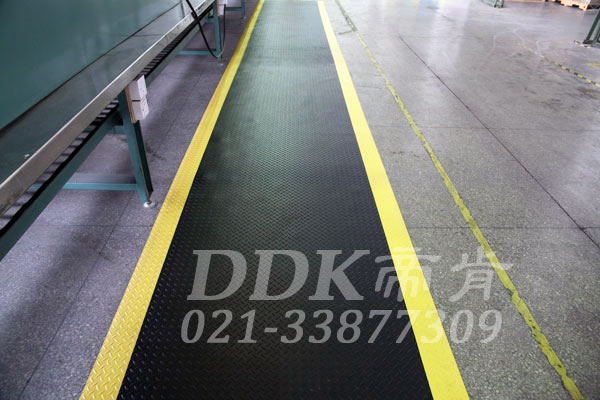 廠房大理石地面通道防滑鋪設用工業地毯現場圖例_提供定制加工生產帶黃色警示邊的工業通道防滑地毯樣板圖片,帝肯(DDK)_HD220（Duxton|皇爵）效果圖，流水線地墊,流水線防滑墊,pvc防滑卷材,塑料防滑地毯,工業防滑地毯,橡膠防滑地毯,防滑地毯,pvc防滑地毯,pvc塑料地毯,通道地毯,防滑塑料毯