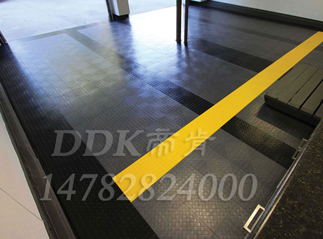 【工廠抗壓拼裝地板】黑灰相拼色樣板圖片,帝肯(DDK)_3000_9979（工廠用耐酸堿耐磨防油地面磚）效果圖,廠房地板材料,工廠金屬地板,車(chē)間地板磚