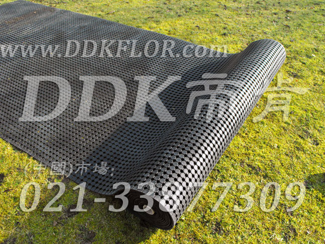 大寬幅地面防滑用室外橡膠網孔型卷材樣板圖片,帝肯(DDK)_4500_222（室外草坪走道鋪設材料）效果圖,地面保護地毯,室外地毯,戶外地毯,戶外地墊,室外地墊