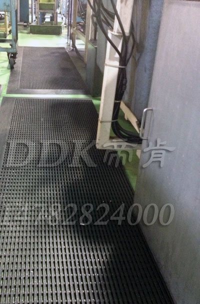水泥地上耐油防滑網格地毯_黑色樣板圖片,帝肯(DDK)_1900_9979（工業地面鋪地材料）效果圖，塑料網格防滑地墊,網狀地毯,網狀防滑墊,網格防滑墊,網眼防滑,防滑塑料網格