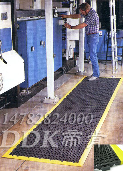 【防油膠墊】車間機床旁走道防滑耐油膠墊鋪裝樣板圖片,帝肯(DDK)_8300_9979（防水防油型車間地面防滑材料）效果圖,工業耐油地墊,耐油膠墊,耐油地墊,耐油工業橡膠墊,耐油橡膠地墊,耐油橡膠墊,耐油耐水地墊,耐油防滑地墊,耐油防滑墊,重型防滑耐油墊,防油地墊,防油防滑墊,PVC防滑墊,塑料網格防滑地墊,塑膠防滑地墊,塑料防滑墊,工廠防滑地墊,工業防滑墊,工廠防滑墊,地面防滑墊,廠房防滑地膠,車間地墊,車間地膠墊,車間塑料防滑墊,車間防滑墊,車間防滑地墊,防滑膠墊,防滑拼墊,防滑塑料地墊,透水防滑塑膠地墊