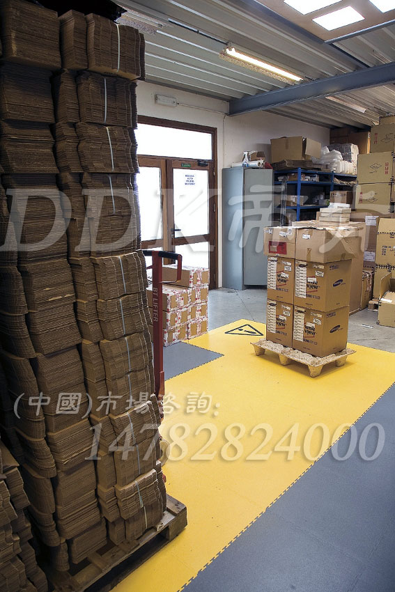 【倉庫用什么地膠】子母扣拼裝型倉庫地板革樣板圖片,帝肯(DDK)_2000_7850（倉庫及庫房地面耐磨材料）效果圖，倉庫地板,倉庫地墊,倉庫塑膠地板,倉庫防潮地膠,冷庫地板,冷凍庫防滑墊,冰庫地墊,庫房塑膠地板,庫房地膠墊,庫房地磚,庫房地板,工業地板,工業地板膠,工業地板革,pvc工業地板,工廠車間地板革,工廠車間地膠,工廠車間地坪保護地板,無塵車間地板,車間地貼,車間pvc地板,車間地坪,車間地墊,車間地板,車間地板磚,車間橡膠地板,車間用地板膠,車間地板防護墊,車間地面膠皮,車間防砸地板,車間塑膠地板,食品車間地板,維修車間地板,工廠塑膠地板,工廠地膠,工廠地板,工廠地板膠,工廠用塑料地板,廠房地板材料,廠房塑膠地板,廠房防滑地膠,工業pvc地板,工業地磚,工業地膠,工業塑膠地板,工業橡膠地板,工業防滑地板,重型地板,耐重壓地板,耐重壓地墊,承重地磚,承重地膠墊,pvc承重地板,抗壓地板,抗壓地墊,耐壓地板,耐壓地磚,耐壓地膠