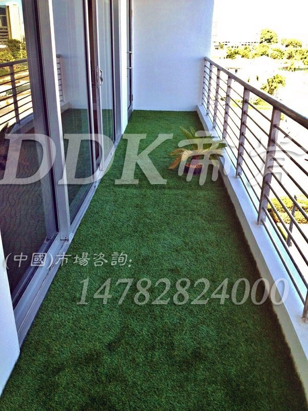 【家裝陽臺地面材料】綠色草皮家裝陽臺地面材料