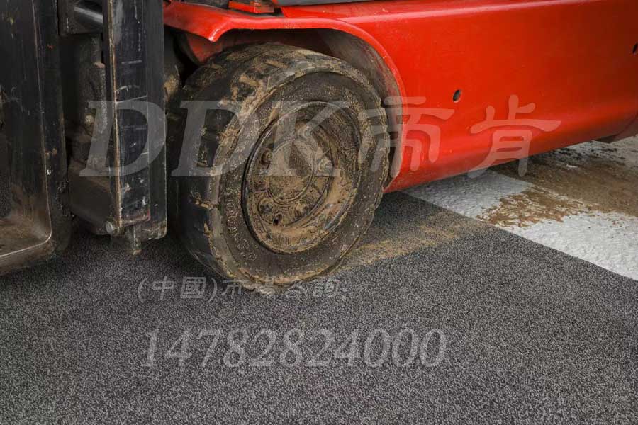 叉車車輪防塵地毯 深灰色可定制  倉庫出入口走叉車地面鋪什么 走液壓車車間門口防塵地墊，叉車地墊,叉車地膠墊,叉車地板,車間地墊,車間防滑地墊,倉庫地墊,三合一門口毯,門口地墊,入口防塵地墊,出入口地墊,除塵地毯,除塵地墊