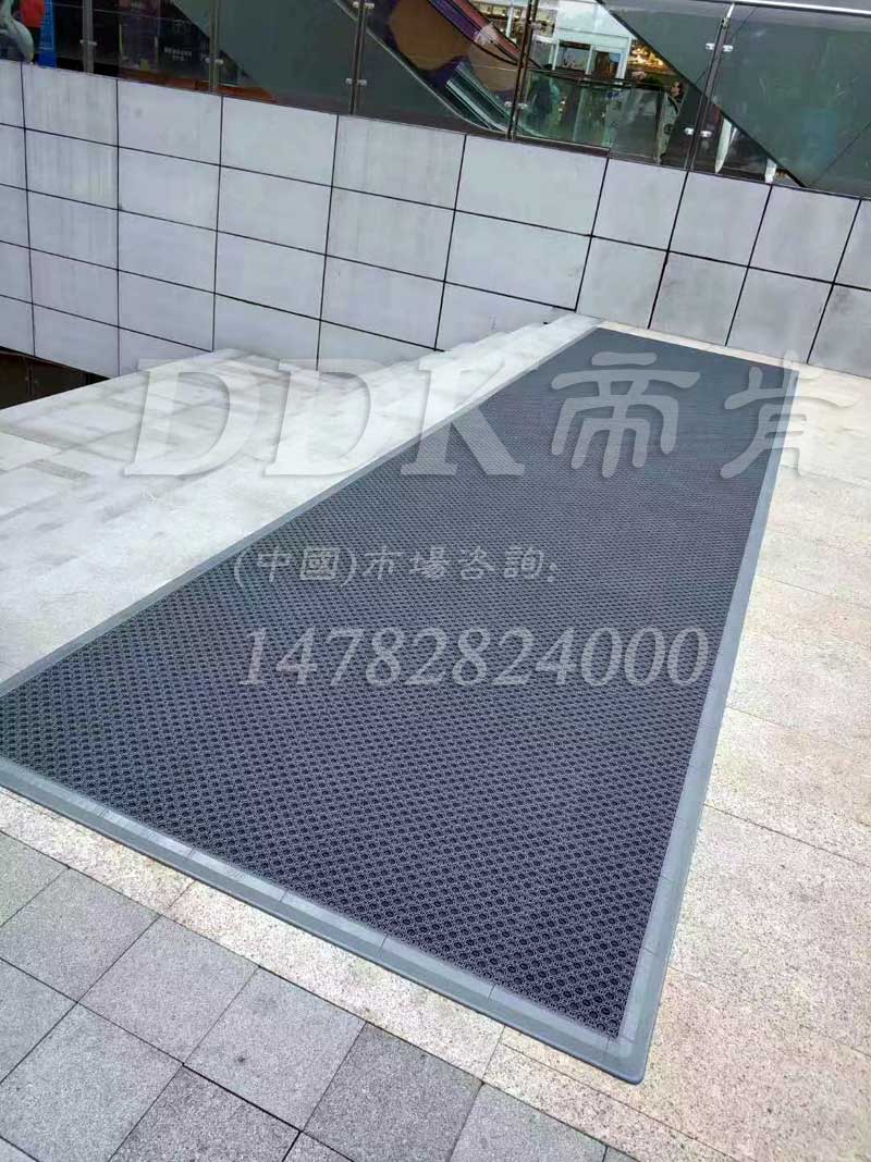 室外臺(tái)階防滑墊 大理石地面防滑防水地毯 200*200mm拼裝 灰色塑料橡膠地墊 ，臺(tái)階地膠,臺(tái)階防滑地墊,臺(tái)階防滑貼條,疏水墊,疏水性材料,疏水板,疏水磚,疏水防滑地墊,疏水地墊,疏水地席,疏水地毯,疏水地膠,疏水防滑墊,鏤空地膠,鏤空防滑地墊,室外防水地板,室外地毯,室外地墊,室外地板膠,室外防滑地墊,室外防滑地毯,室外防滑墊,室外防滑透水墊,小便池地墊,戶外地墊,戶外地板,戶外地毯,戶外防滑墊,入口防水地墊